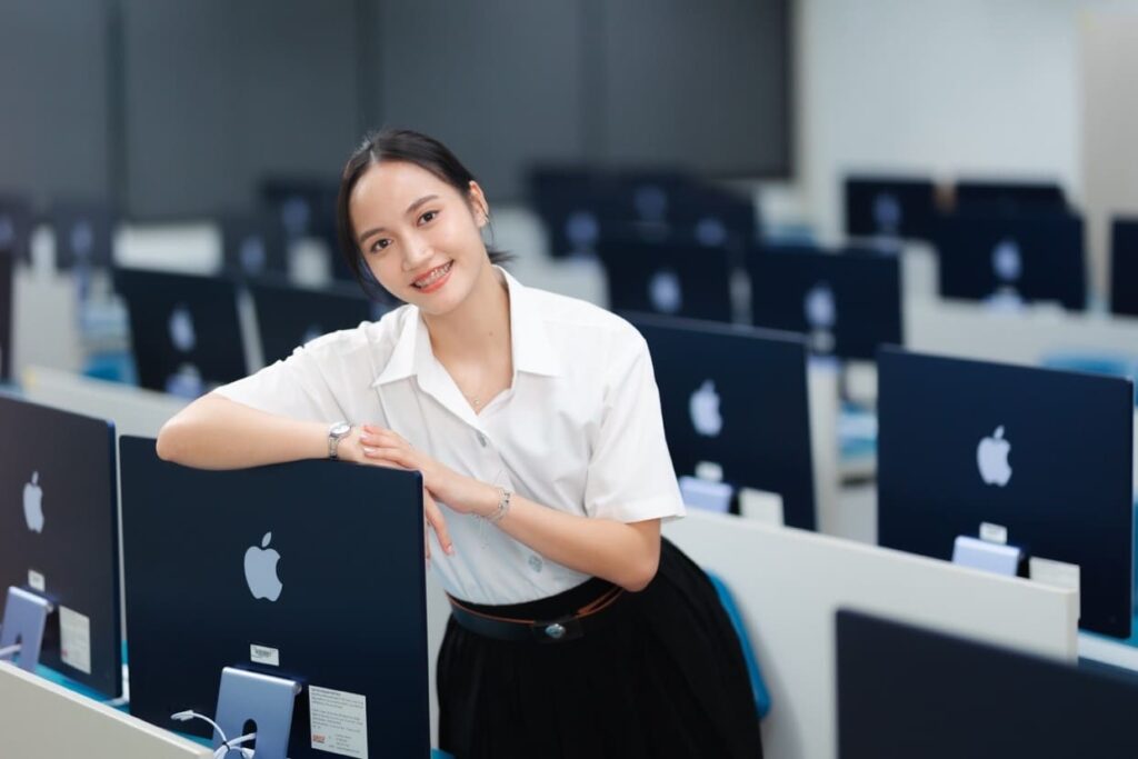 AI ออกแบบกราฟิก, นักออกแบบกราฟิก,  เทคโนโลยีกับงานดีไซน์, โปรแกรมออกแบบด้วย AI, อนาคตนักออกแบบ, AI vs Human Design 