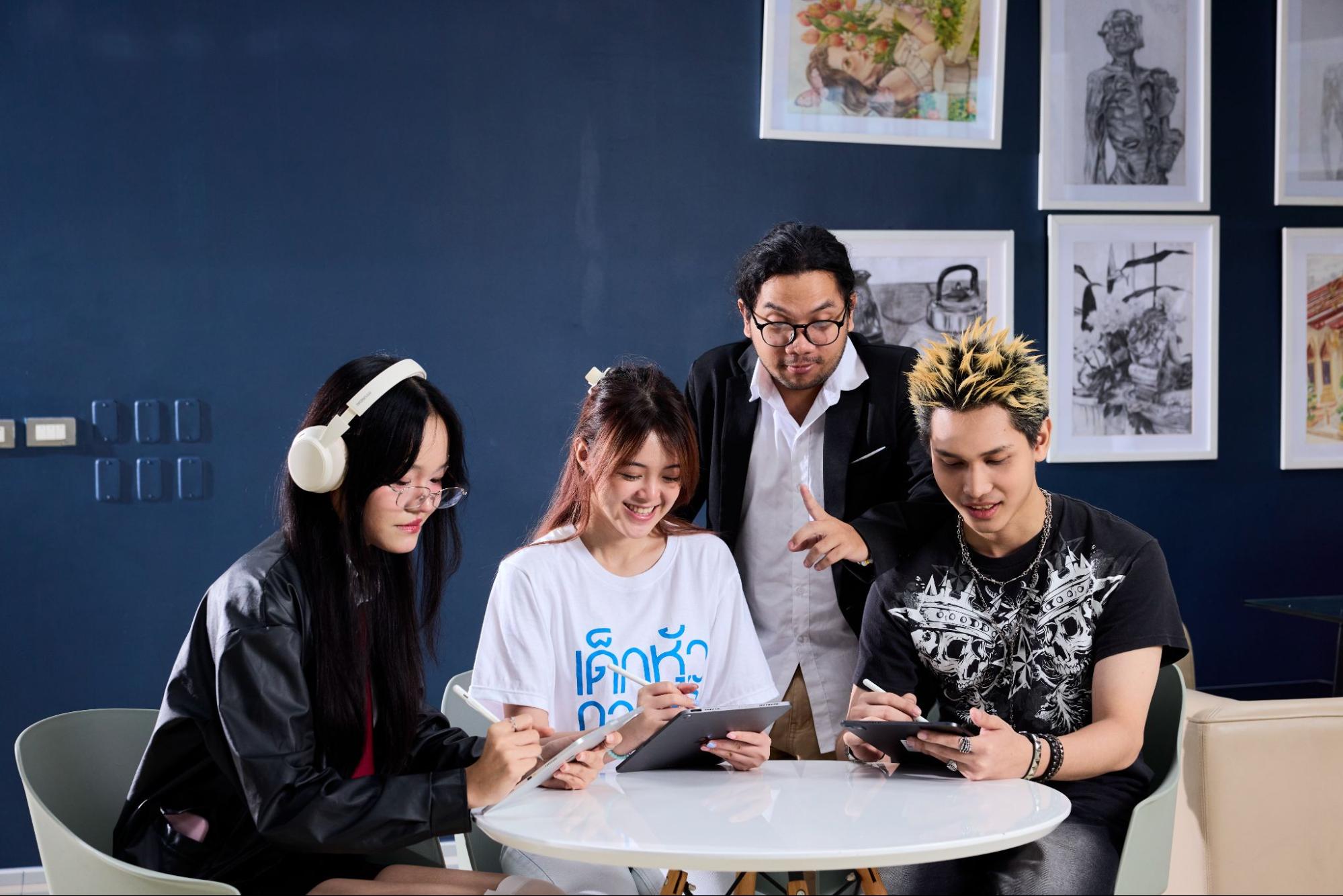 AI กำลังเปลี่ยนวงการ Graphic Design อย่างไร? เจาะ 5 เหตุผลที่ดีไซเนอร์กังวล ตั้งแต่ความเร็ว ต้นทุน ค่าจ้าง ไปจนถึงลิขสิทธิ์ พร้อมแนวทางปรับตัวในยุค AI
